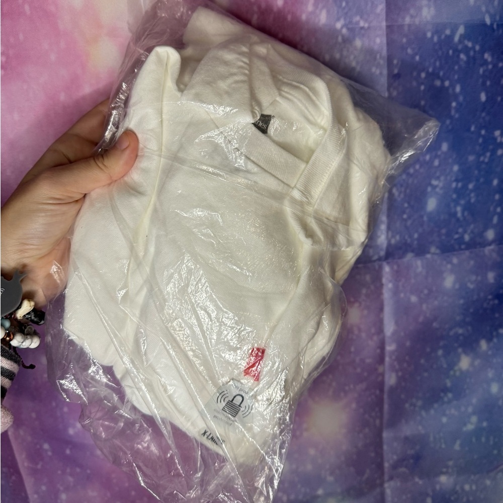 New Hanes sealed white T-shirt 🛍